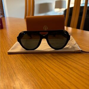 Tory burch all black sunglasses